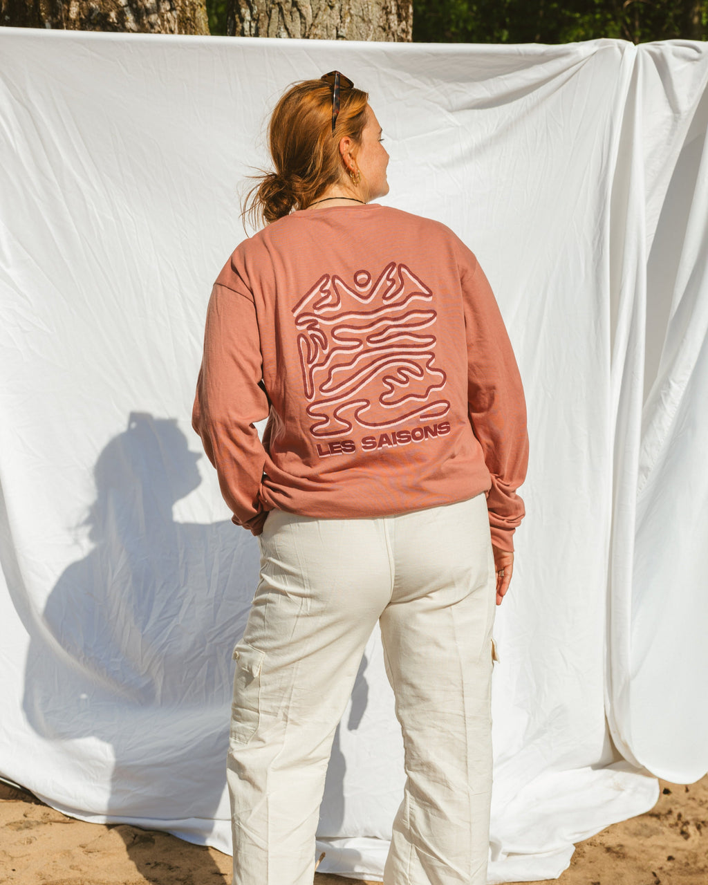 long sleeve shirt, long sleeve graphic shirt, pink long sleeve shirt, 50% cotton & 50% polyester, unisex clothing, unisex shirt, mountains, chandail à manches longues, chandail graphique à manches longues, chandail rose à manches longues, vêtement unisexe, chandail unisexe, Les Saisons, montagnes