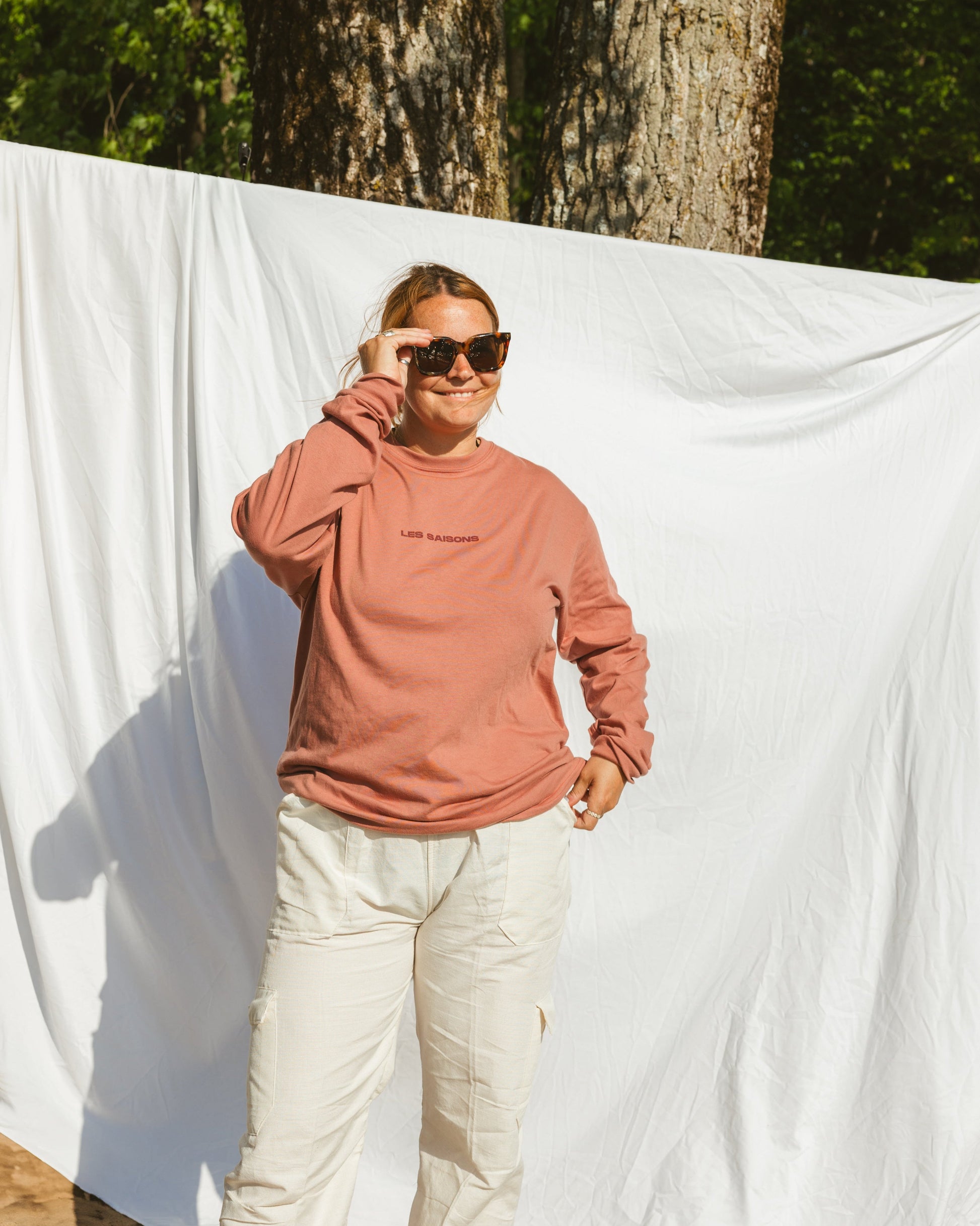 long sleeve shirt, long sleeve graphic shirt, pink long sleeve shirt, 50% cotton & 50% polyester, unisex clothing, unisex shirt, mountains, chandail à manches longues, chandail graphique à manches longues, chandail rose à manches longues, vêtement unisexe, chandail unisexe, Les Saisons, montagnes