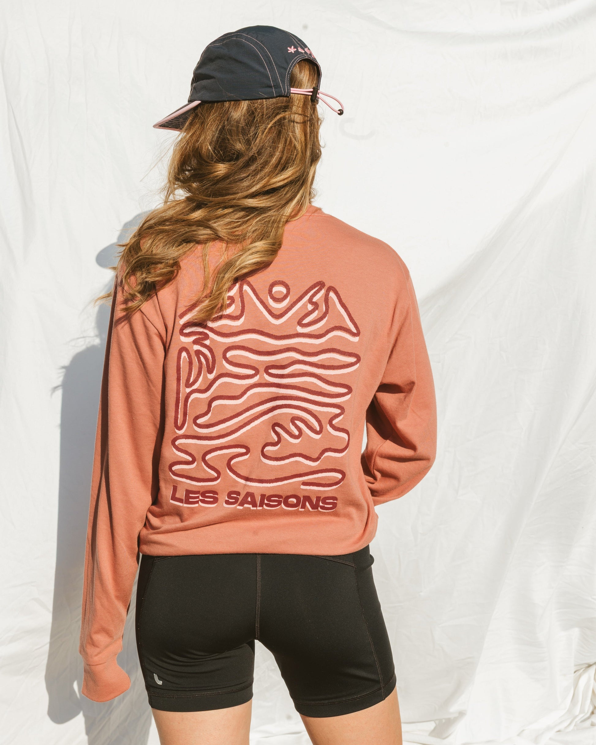 long sleeve shirt, long sleeve graphic shirt, pink long sleeve shirt, 50% cotton & 50% polyester, unisex clothing, unisex shirt, mountains, chandail à manches longues, chandail graphique à manches longues, chandail rose à manches longues, vêtement unisexe, chandail unisexe, Les Saisons, montagnes