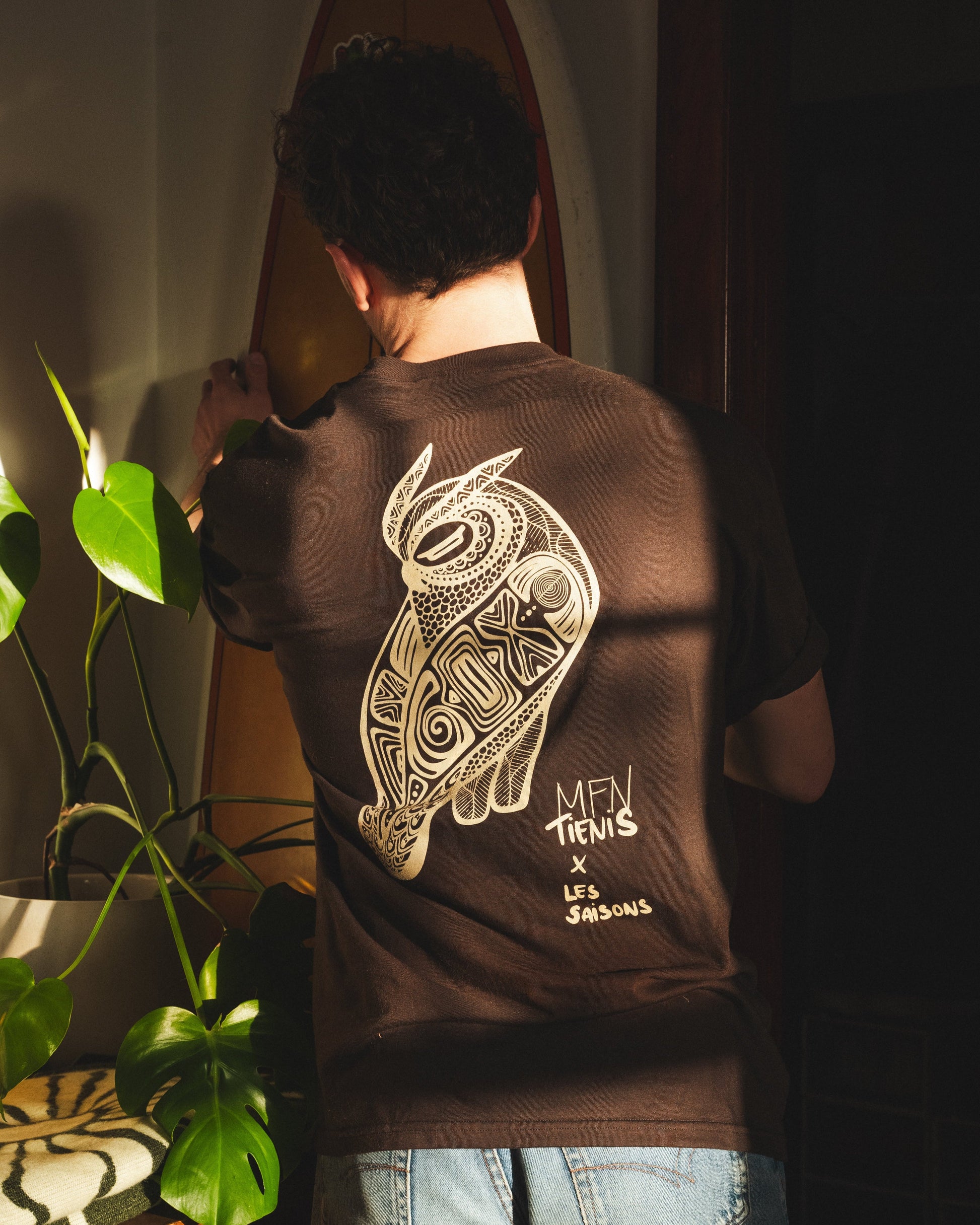 brown, t-shirt, graphic t-shirt, lifestyle, owl, outdoors, Les Saisons, unisex, artist collaboration, oversize, brun, hiboux, collaboration artiste, t-shirt manches courtes, surdimensionné, t-shirt graphique