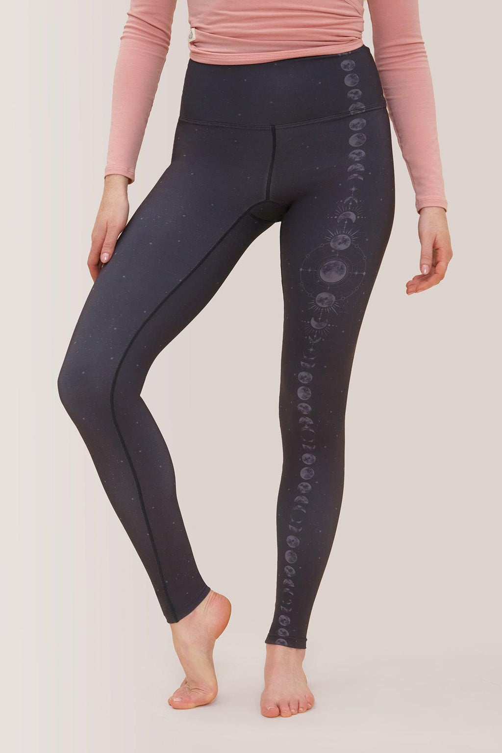 Femme qui porte les leggins réversibles de Rose Boreal./ Women wearing the Reversible Legging by Rose Boreal. -Moon Cycle