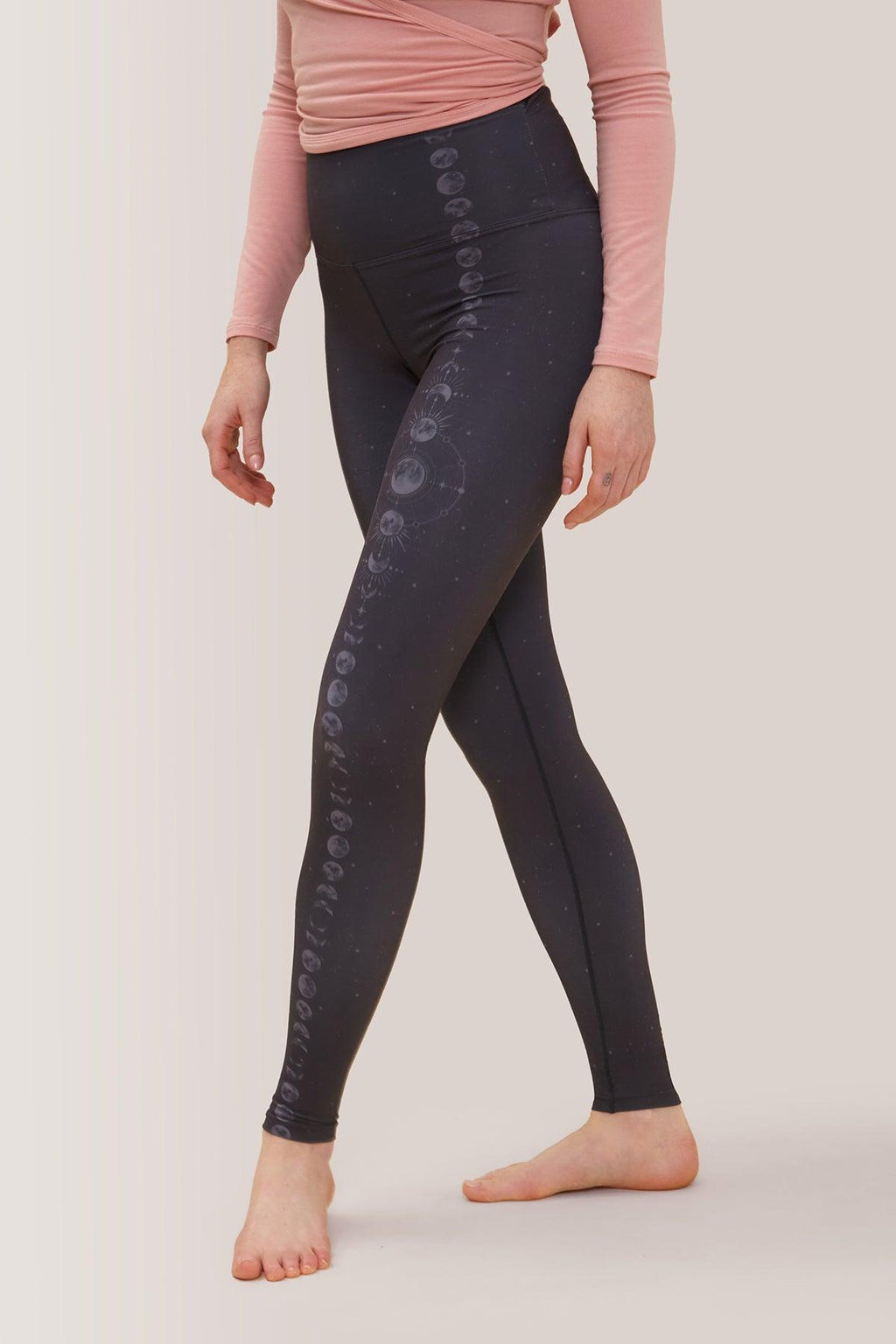 Femme qui porte les leggins réversibles de Rose Boreal./ Women wearing the Reversible Legging by Rose Boreal. -Moon Cycle