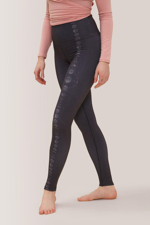 Femme qui porte les leggins réversibles de Rose Boreal./ Women wearing the Reversible Legging by Rose Boreal. -Moon Cycle