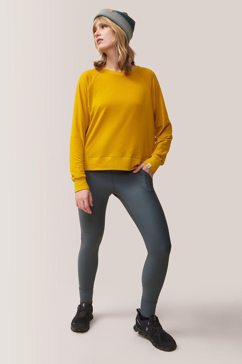 Femme qui porte le legging avec pochettes Stay Flex de Rose Boreal./ Women wearing the Stay Flex Legging with Pockets from Rose Boreal. - Cypress Over / Cyprès Over