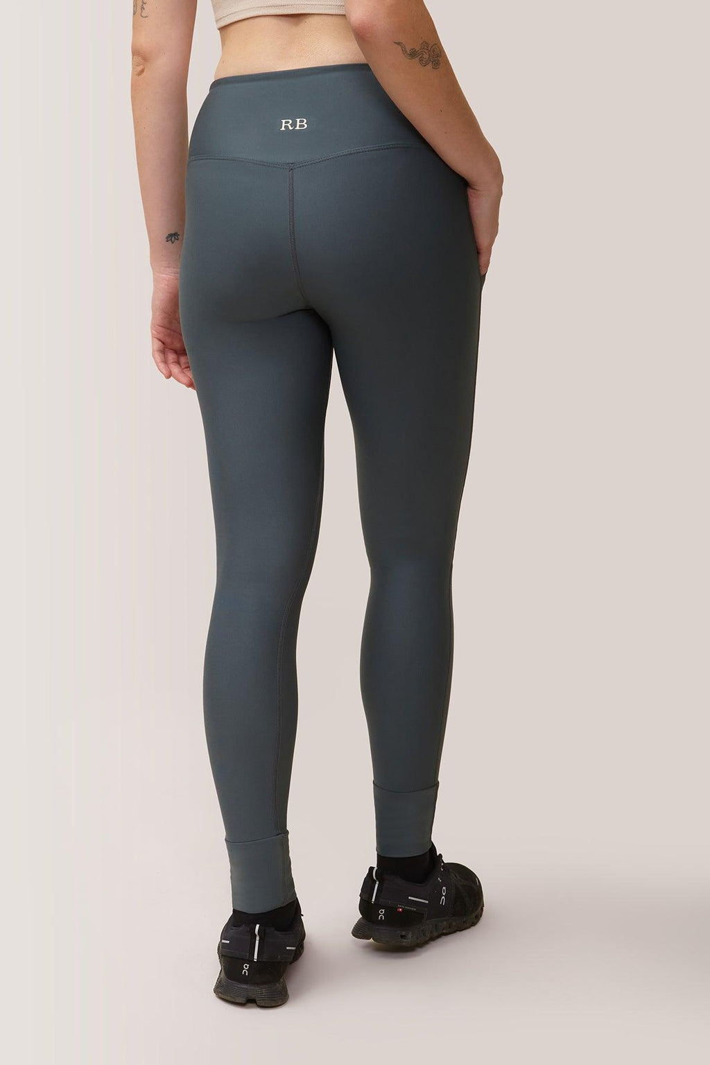 Femme qui porte le legging avec pochettes Stay Flex de Rose Boreal./ Women wearing the Stay Flex Legging with Pockets from Rose Boreal. - Cypress / Cyprès