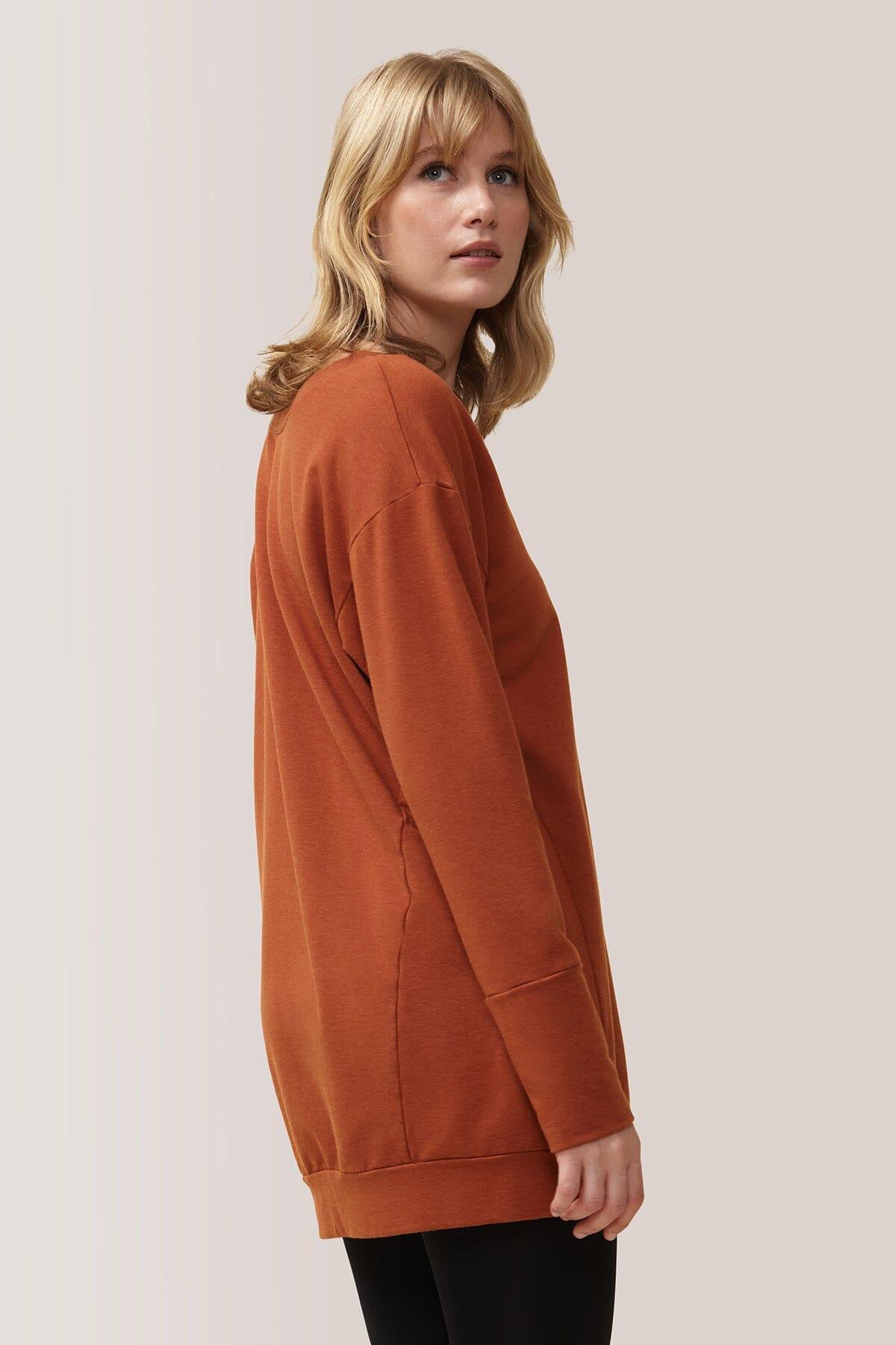 Femme qui porte la robe Tofino de Rose Boreal./ Women wearing the Tofino Dress by Rose Boreal. -Gingerbread / Pain Épices