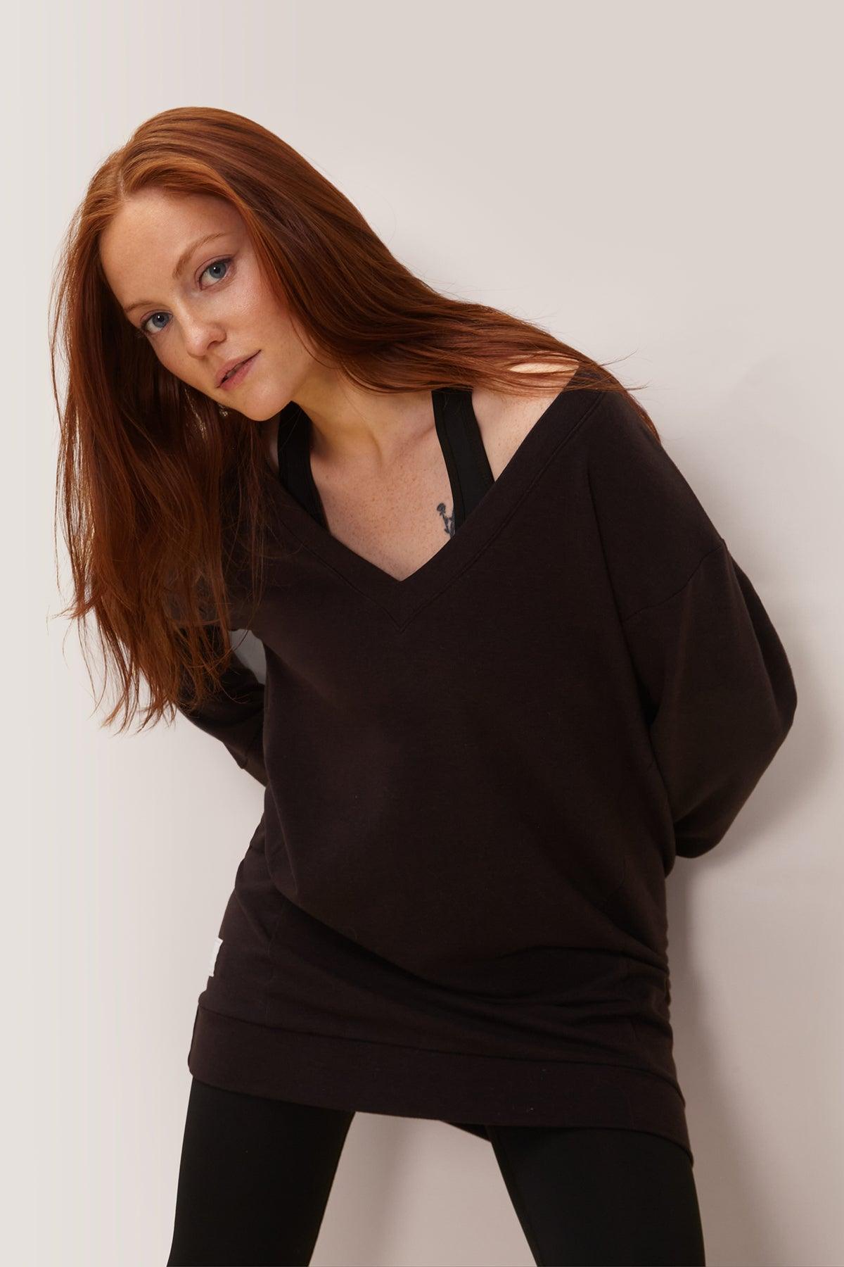 Femme qui porte la robe Tofino de Rose Boreal./ Women wearing the Tofino Dress by Rose Boreal. -Coffee / Café