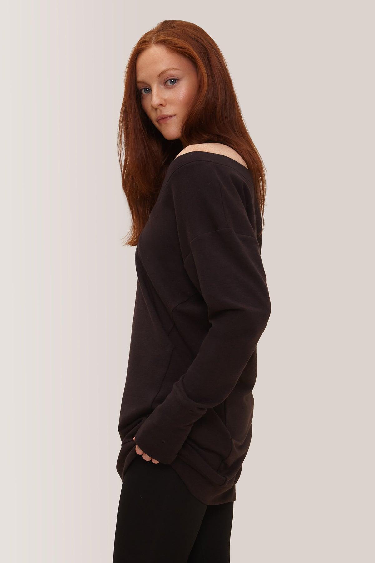 Femme qui porte la robe Tofino de Rose Boreal./ Women wearing the Tofino Dress by Rose Boreal. -Coffee / Café