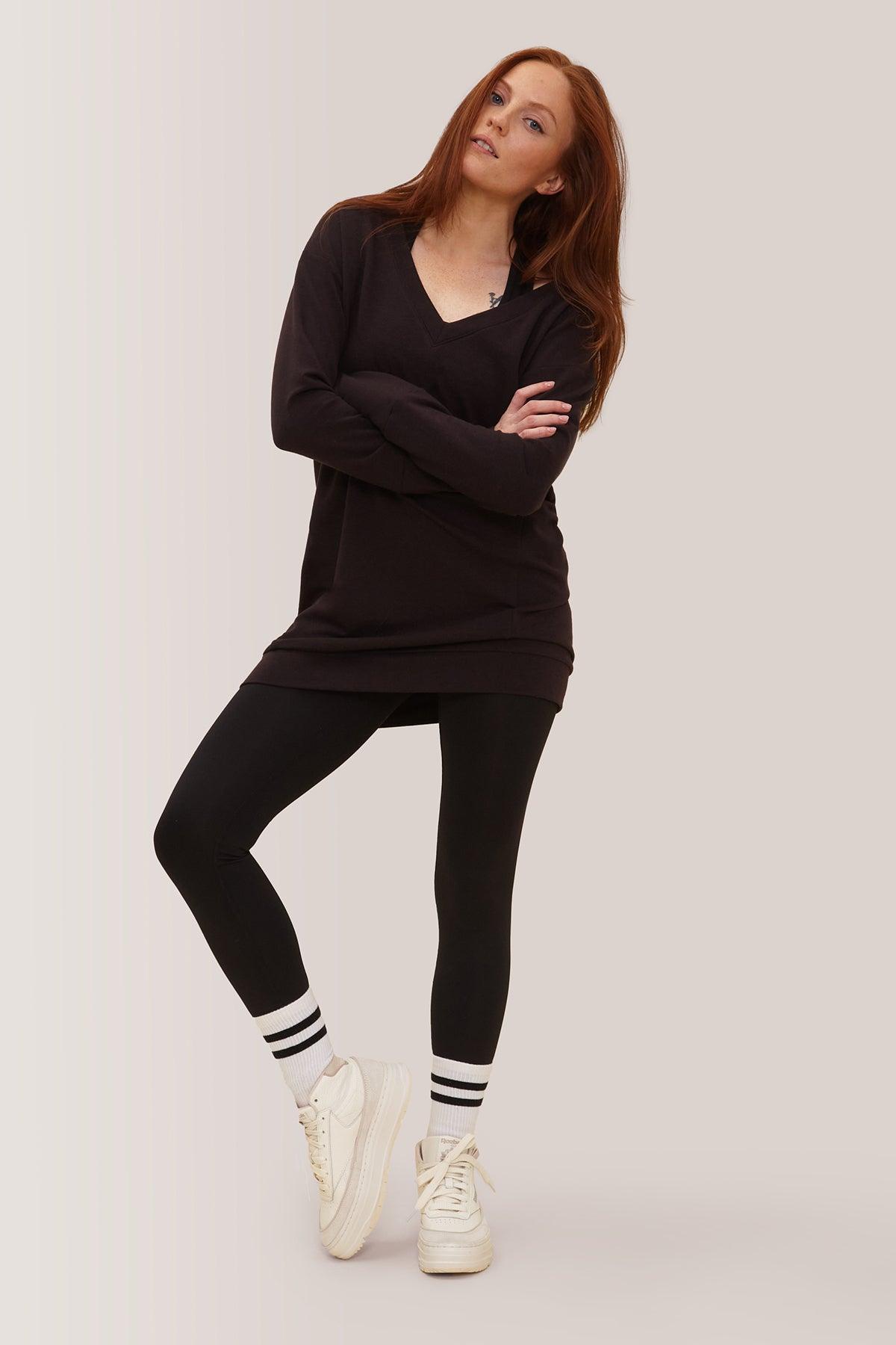 Femme qui porte la robe Tofino de Rose Boreal./ Women wearing the Tofino Dress by Rose Boreal. -Coffee / Café / Coffee Over