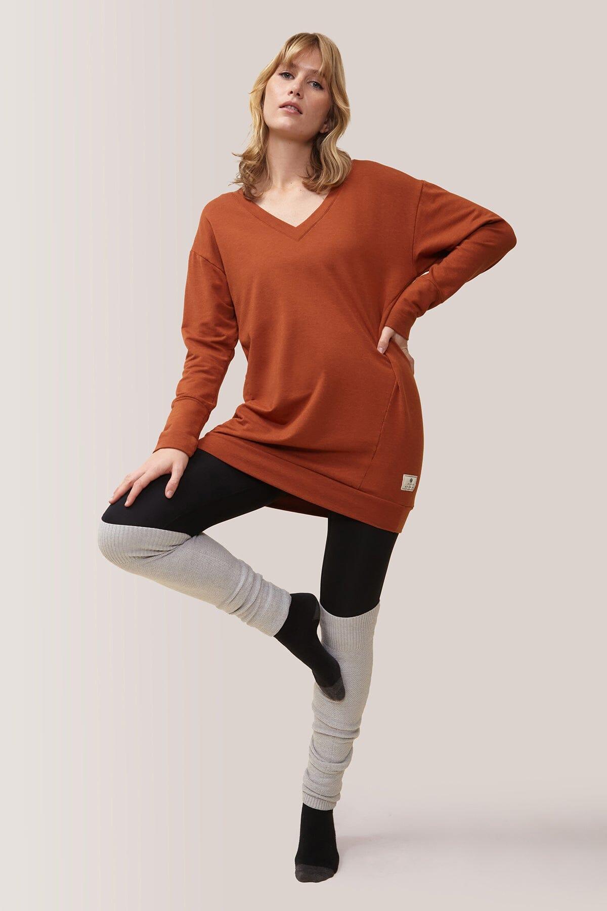 Femme qui porte la robe Tofino de Rose Boreal./ Women wearing the Tofino Dress by Rose Boreal. -Gingerbread / Pain Épices