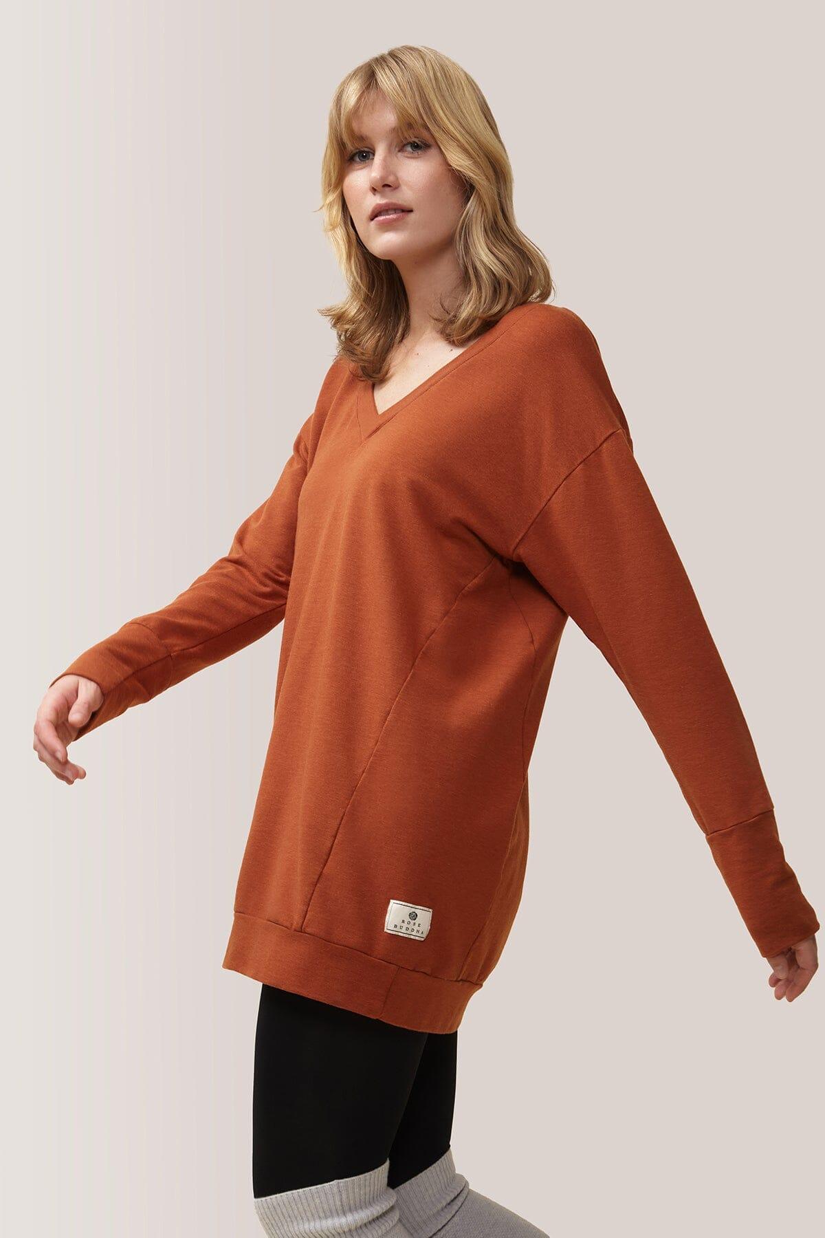 Femme qui porte la robe Tofino de Rose Boreal./ Women wearing the Tofino Dress by Rose Boreal. -Gingerbread / Pain Épices / Gingerbread Over