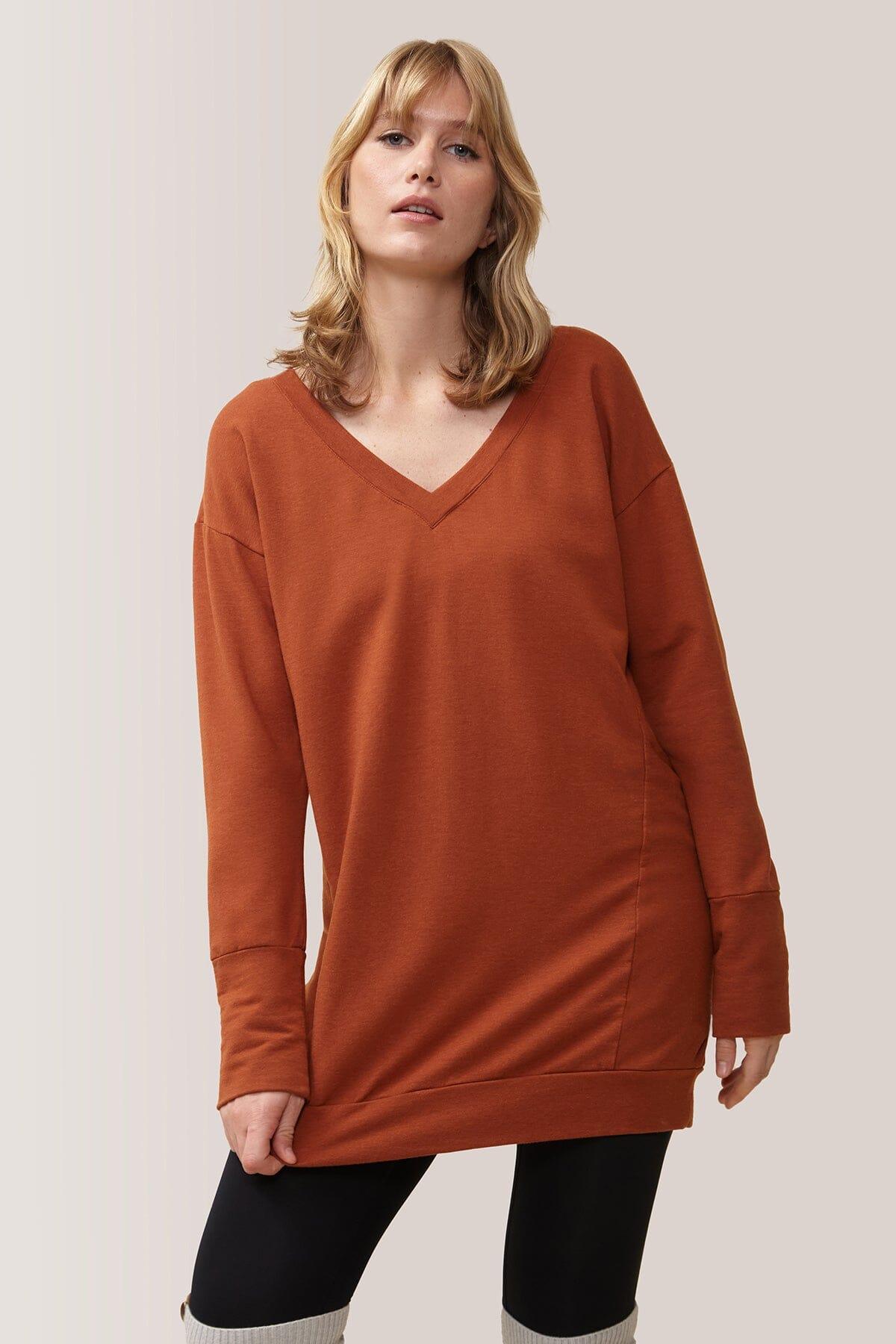 Femme qui porte la robe Tofino de Rose Boreal./ Women wearing the Tofino Dress by Rose Boreal. -Gingerbread / Pain Épices