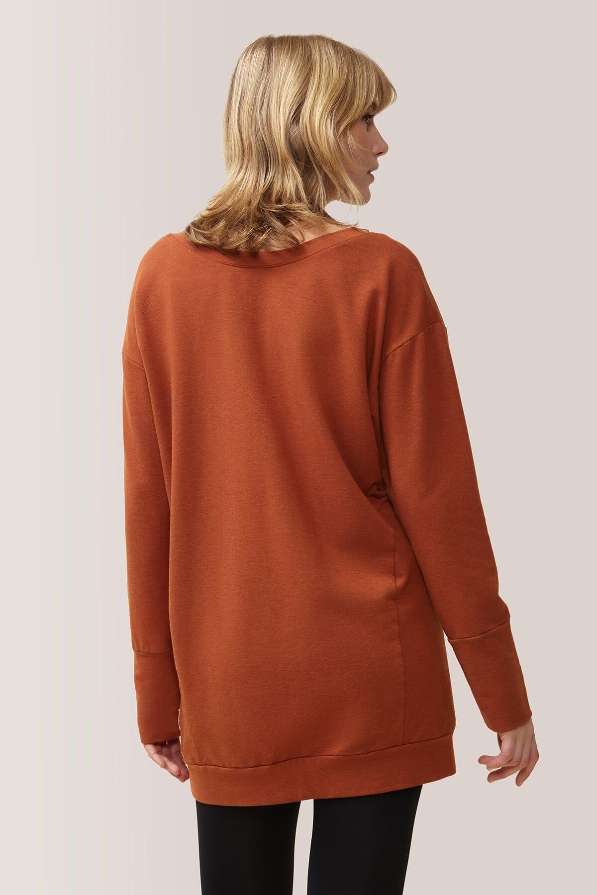 Femme qui porte la robe Tofino de Rose Boreal./ Women wearing the Tofino Dress by Rose Boreal. -Gingerbread / Pain Épices