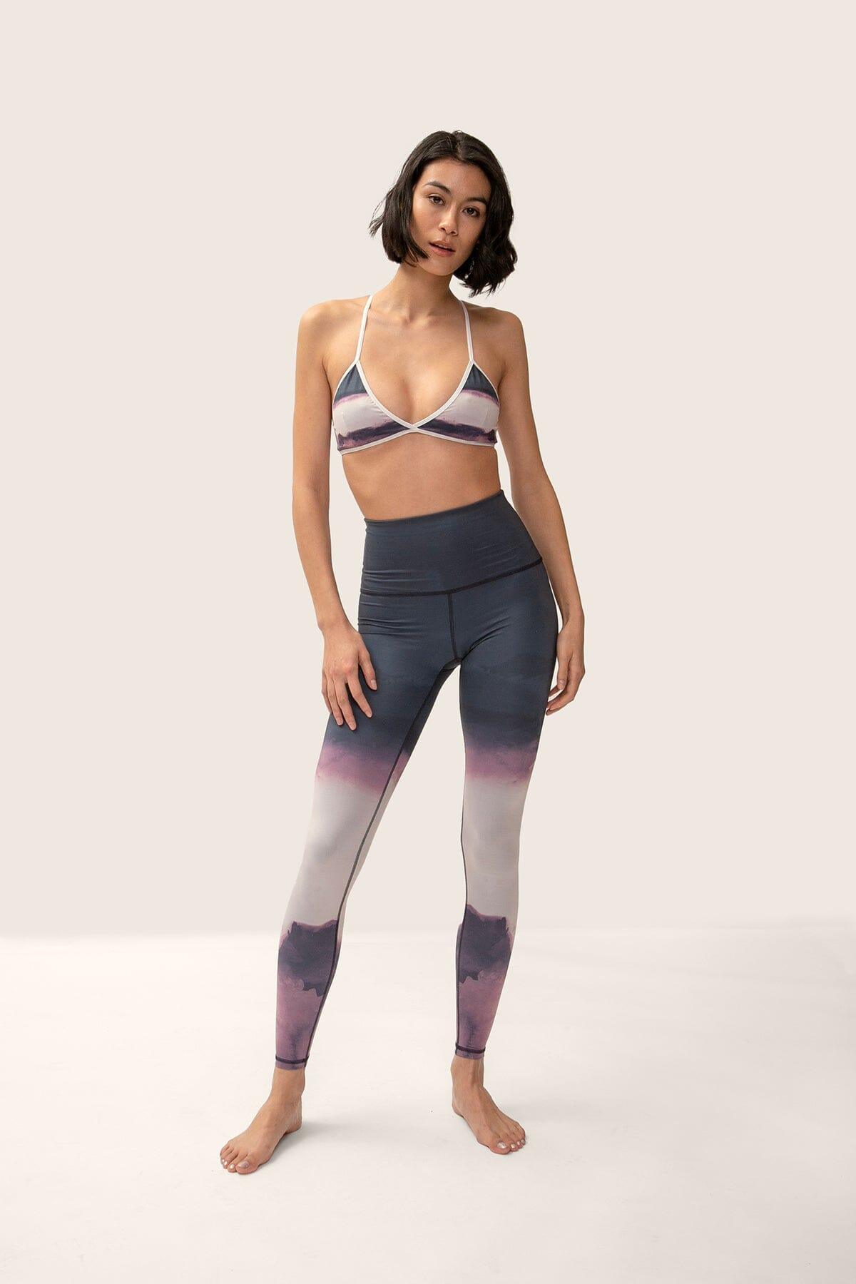 Femme qui porte la bralette recyclée de Rose Boreal./ Women wearing the Upcycling Bralette from Rose Boreal. -Lake Louise by Night / Lac Louise La Nuit